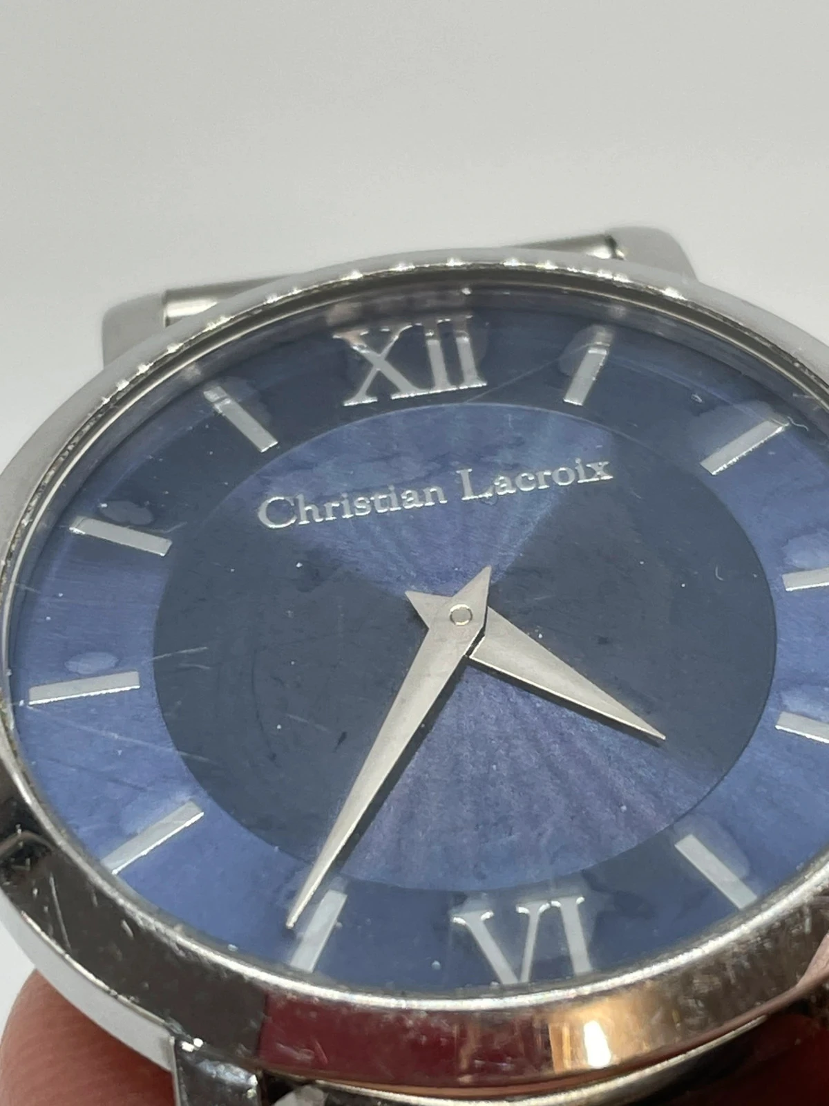 Relógio da Marca Christian Lacroix - muito elegante e atemporal - um relógio dress com pulseira nova em aço – photo 14